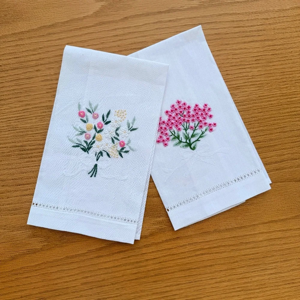 SET OF TWO HAND TOWELS